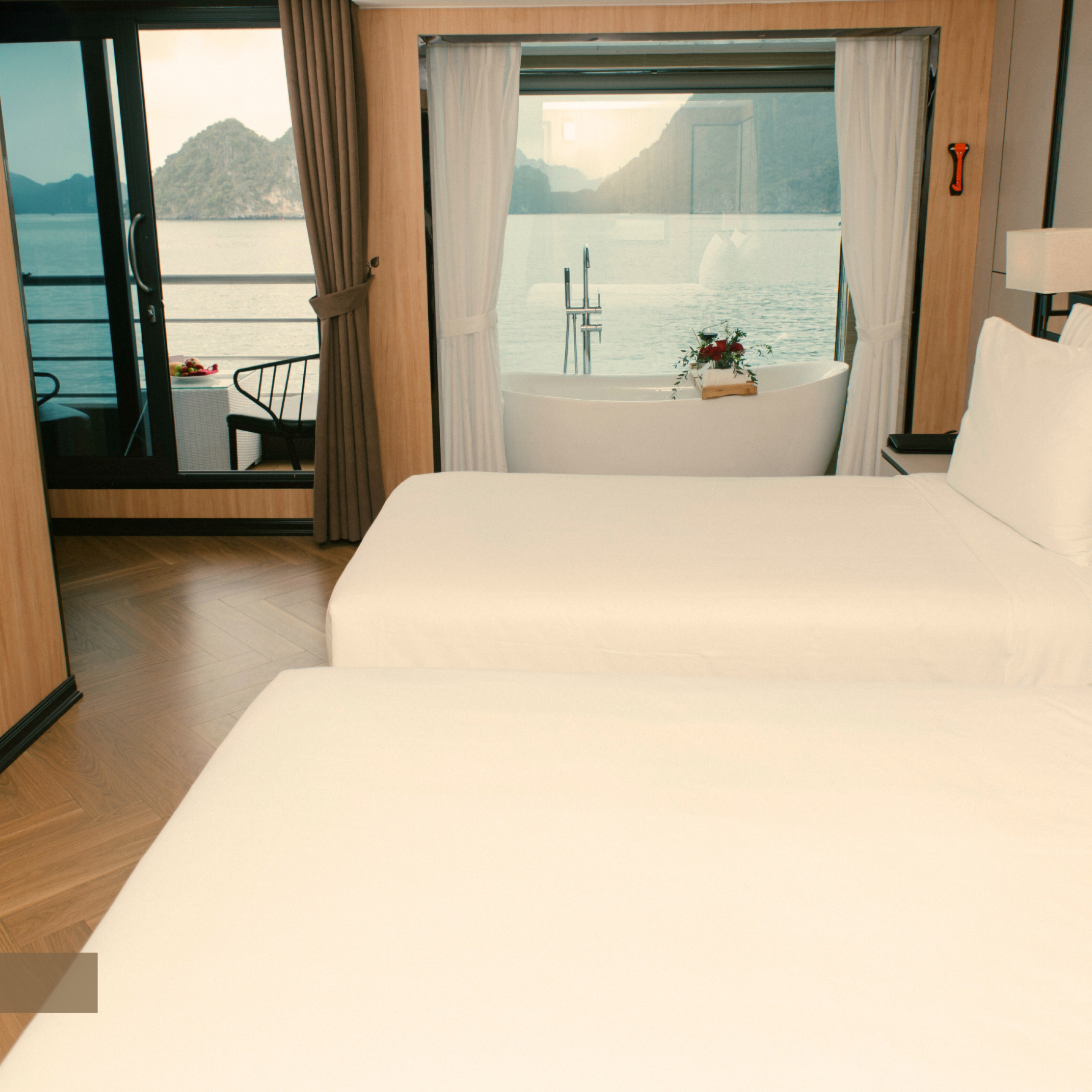 Ha Long Bay Luxury Day Cruise – Luna Ha Long