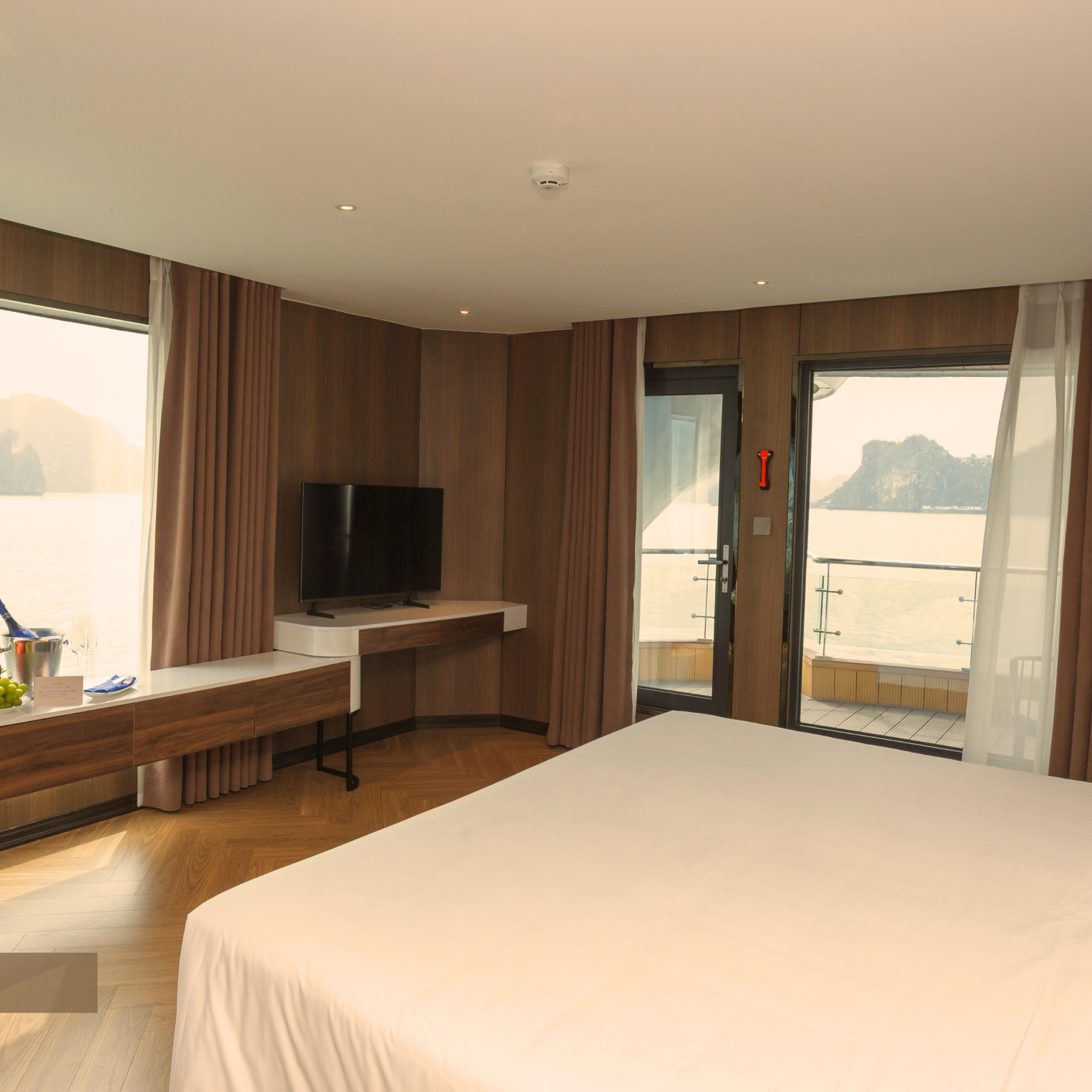 Ha Long Bay Luxury Day Cruise – Luna Ha Long