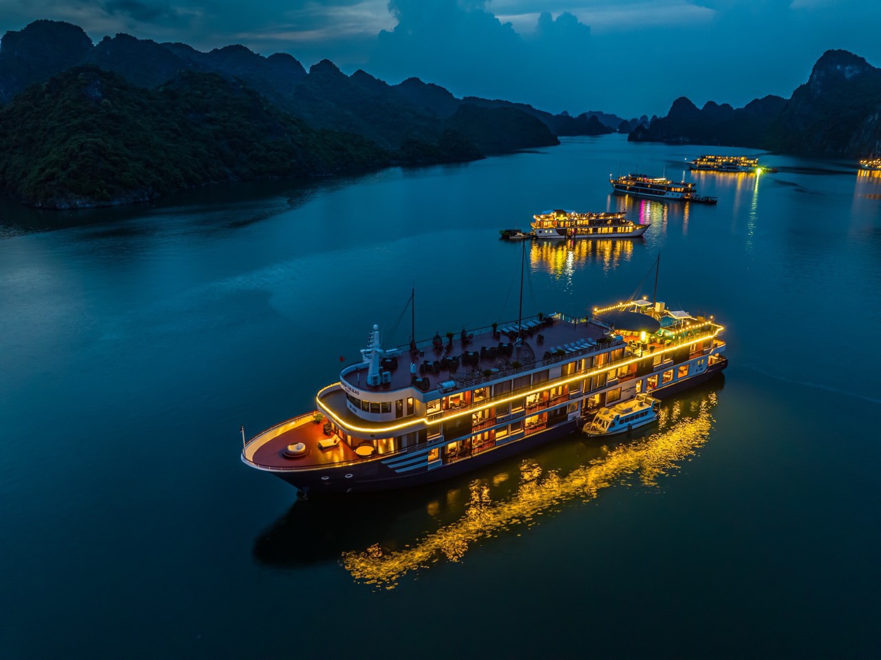Ha Long Bay Overnight Cruise – Aqua of the Seas