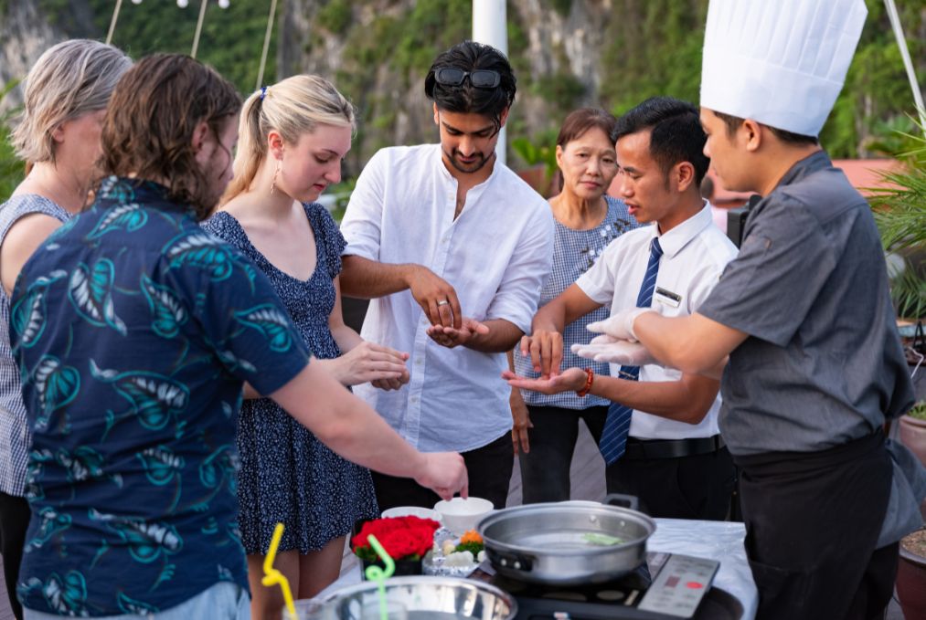 Hera Classic Boutique Cruise – Ha Long Bay 2 Days 1 Night